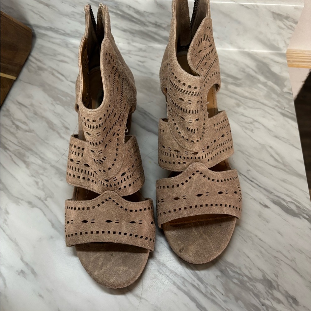 Adorable gladiator heeled sandals